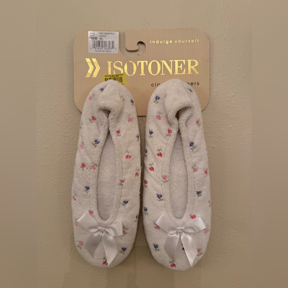 Isotoner Slippers.  White with embroidered flowers. NWT. Size XL.